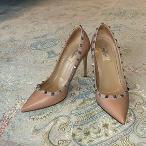 Valentino nude rockstud pumps, size 40, worn twice